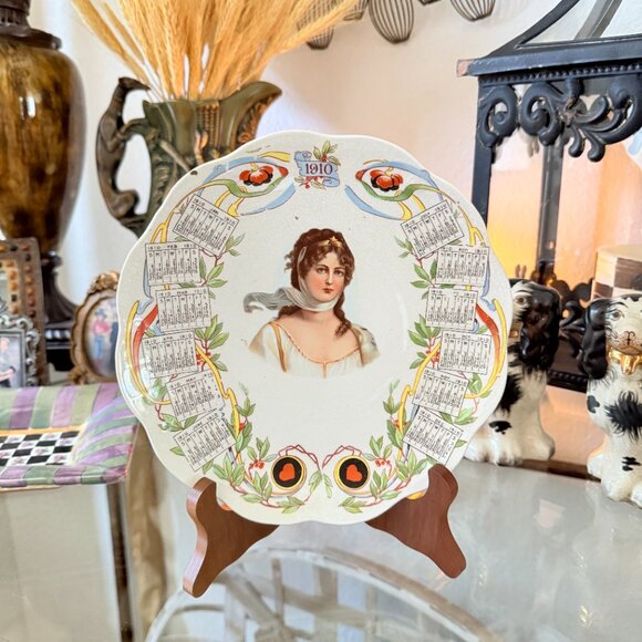 1910 Promotional Calander Plate with Wood stand - Picture 14 of 14